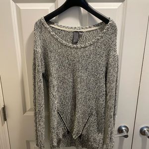 Quinn medium sweater with zippers